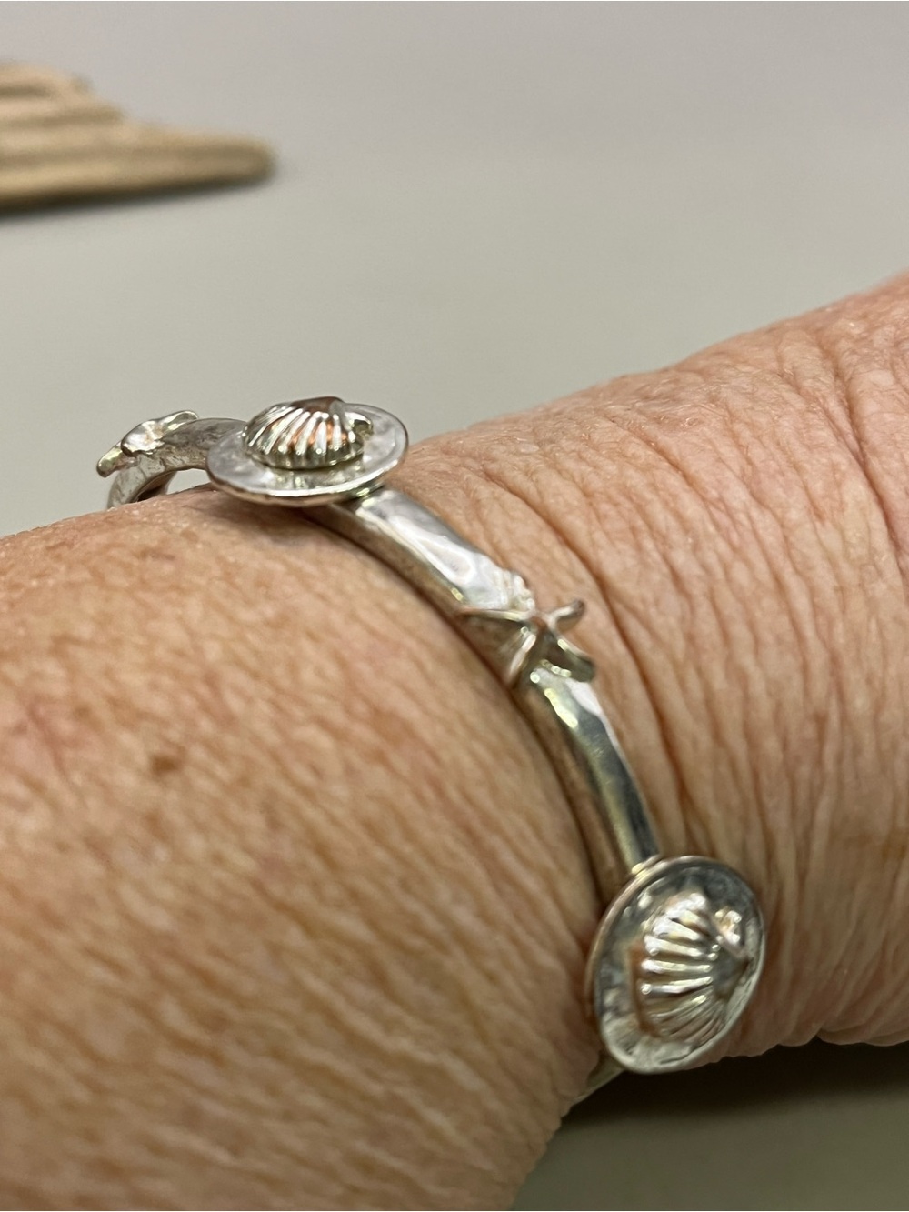 Vintage Silver Tone Stretch Bracelet Starfish Seashell Beach Ocean Nautical - Picture 3 of 5